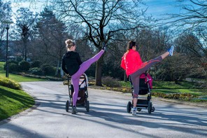 Fitness_mit_Baby_Outdoor_Kinderwagenfitness_Buggyfit_Rechtskick.jpg